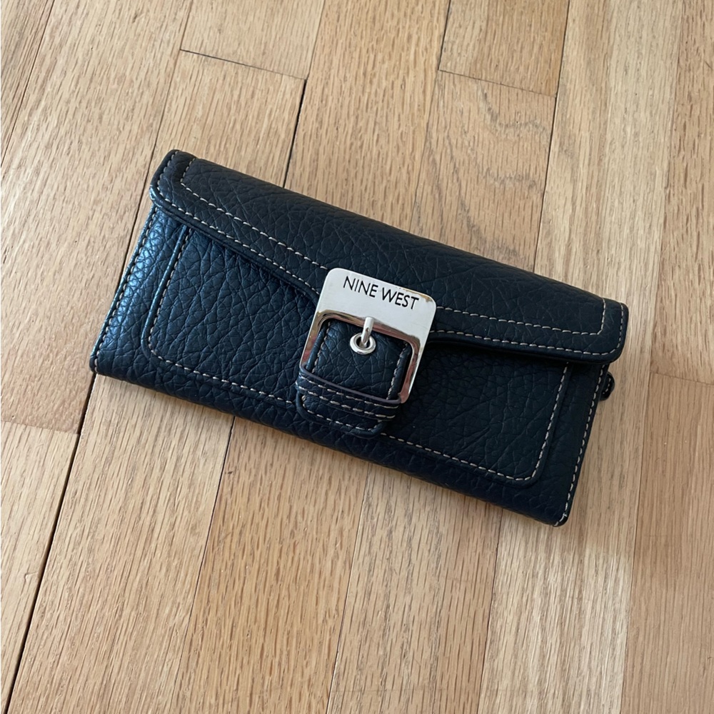 LIKE NEW NINE WEST BLACK WALLET